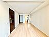 リビング/ダイニング：洗練された内装の住空間。伸びやかな空間のなかで、ゆったりとしたひとときを過ごせます。