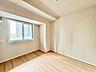 寝室：居心地のいい暮らしには欠かせない採光。たっぷりと陽光が注がれる明るい空間。