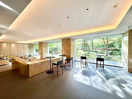 共用施設が充実したホテルライクな空間。大人の品格が漂うエレガントな佇まい。