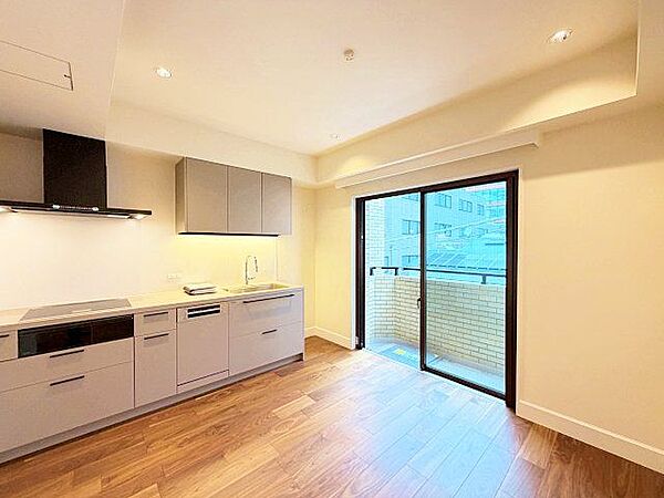 太陽の恵みを一気に受けたあたたかいお住まい。明るく風通しの良い開放感のある空間。