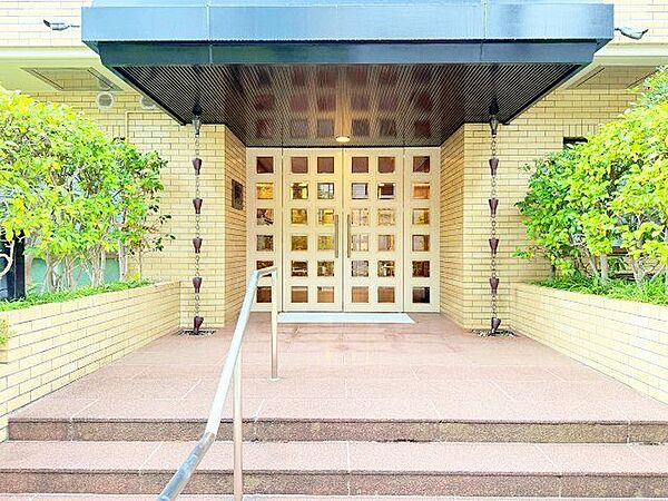 エントランスは、まさに顔となる場所。満ち足りたプライベートシーンへと誘う気品があります。