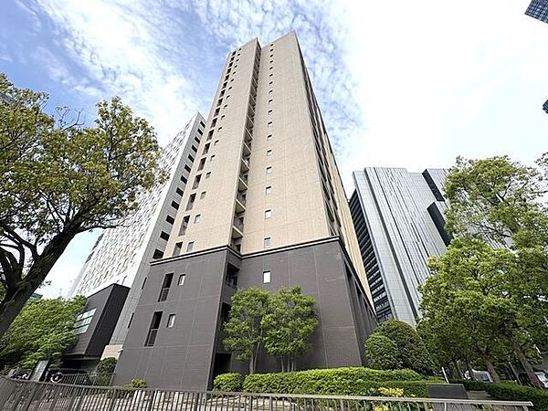 堂々たる趣ながら、主張し過ぎずどこか余裕を感じさせるシャープなフォルムで佇む邸宅。