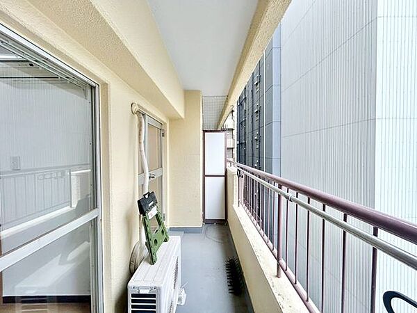 リビングに面したバルコニーからは開放感と爽やかな風を感じていただけると思います。