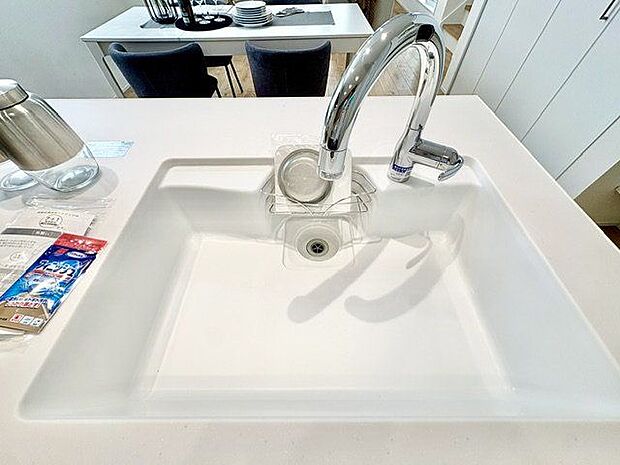 キレイなお水がいつでも、安心して飲める浄水器内蔵型水栓付き。