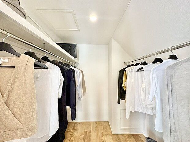 大容量収納可能なウォークインクローゼットはシーズンオフの服や生活用品をたくさん収納できます。
