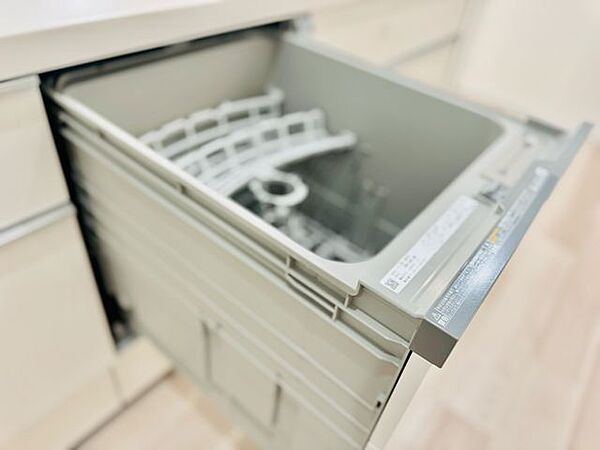 食器を洗っている間にお掃除など、様々なシーンで家事の時短に役立つビルトイン食洗機。