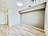 寝室：ナチュラルカラーのフローリングのお部屋は、温かみを感じさせリラックスをもたらす効果があります。
