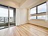 寝室：一日の疲れをいやしてくれる主寝室。時を忘れて過ごす場所として過ごせるお部屋。