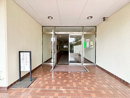 落ち着きのある温かな風情のエントランスは、訪れる方々を優しく包み込み、心地よい空間を演出しています。