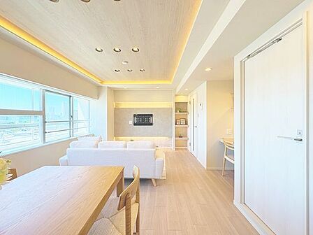 太陽の恵みを一気に受けた明るくあたたかいお住まい。吹きぬける風を感じながら爽やで風通しの良い暮らし。