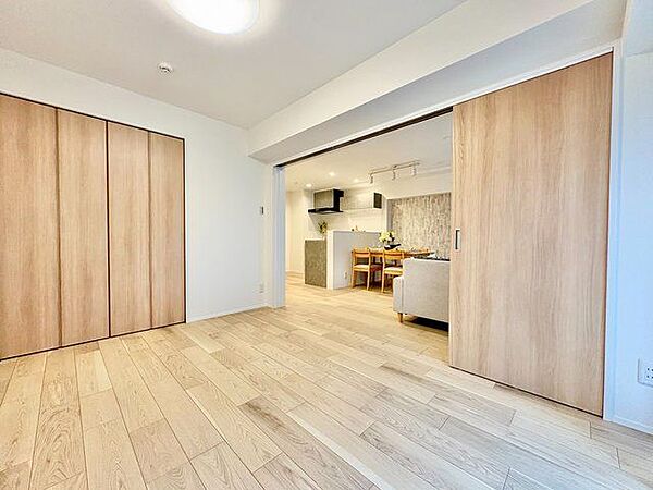 お部屋を広く使える引戸を採用。フレキシブルに空間作りを楽しめます。