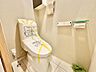 トイレ：毎日使う場所だからこそシンプルに。落ち着いた雰囲気のリラックス空間です。