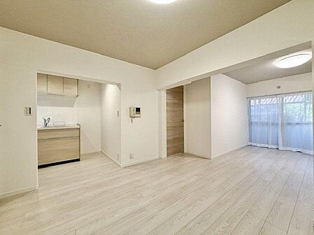 開放感あるリビングは家具配置も自由自在。くつろぎと楽しいひとときをお過ごしください。