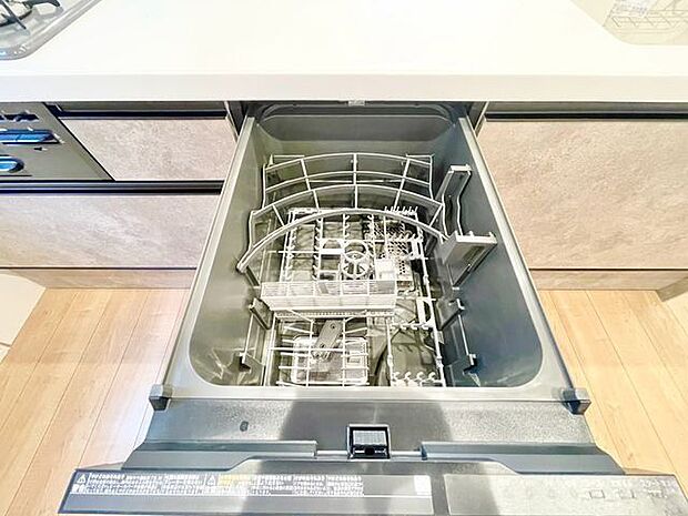 ビルトイン食洗機は作業台が広く使え、見た目もスッキリ。節水や節電も充実して家事の手助けをしてくれます。