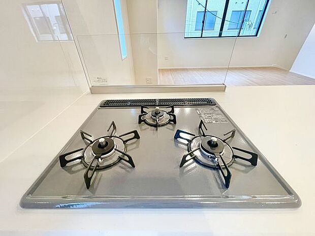 忙しいときでも一度にたくさんの料理が作れる3口コンロ。使い勝手の良さを考えました。
