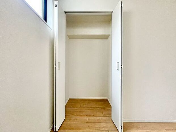 充分な収納スペースを確保。居室内に余計な家具を置く必要がないので、シンプルですっきりとした暮らし。