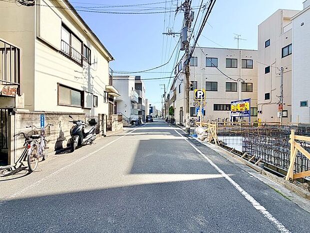 前面道路は約6.38m。広々とした開放感のある立地です。