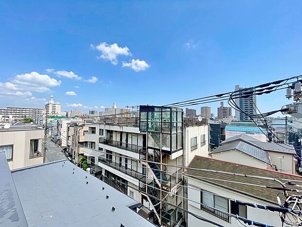 さまざまな表情の景色を眺めながら、くつろぎのひと時をお過ごし頂けます。（空の加工を生成AIで行っています）