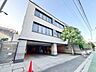 外観：シンプルでありながらも存在感のあるマンション。外観から感じる落ち着きが、住まう人々を包み込みます。