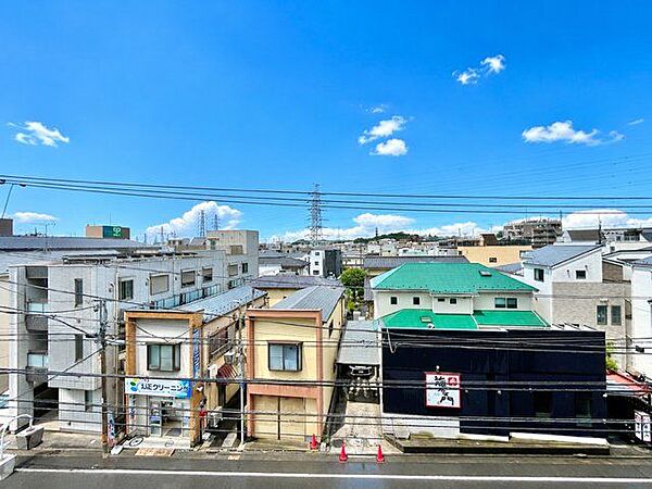 さまざまな表情の景色を眺めながら、くつろぎのひと時をお過ごし頂けます。（空の加工を生成AIで行っています）