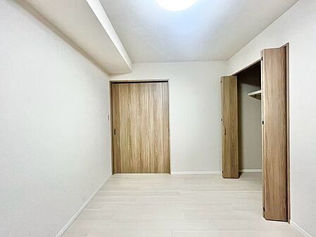 お部屋を最大限広く使って頂けるよう、全居室に収納スペース付。