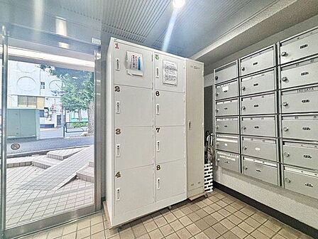 宅配BOX。お仕事やお出かけで荷物が受け取れない時も大変便利です。