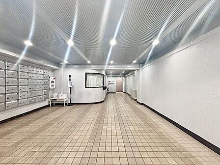 日常の始まりを彩るエントランス空間。洗練されたシンプルな空間が住まう方を静かに迎え入れてくれます。