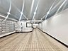 エントランス：日常の始まりを彩るエントランス空間。洗練されたシンプルな空間が住まう方を静かに迎え入れてくれます。