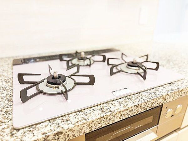 3口コンロで、お料理の効率もアップ。受け皿のないフラット天板で、お手入れもラクラク。