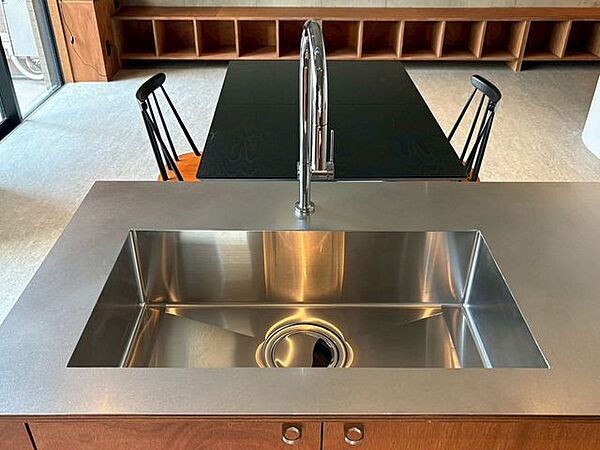 大きな調理器具や食器類もゆったり洗えるシンクです。