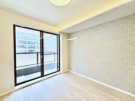 アクセントクロスをポイントとして取り入れた明るいお部屋。