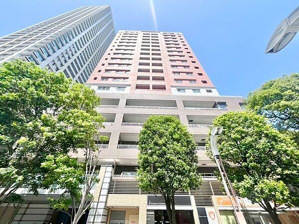 爽やかな青空の下に贅沢なほどに降り注ぐ陽光、豊かな居住性。クオリティが見事に調和した住空間。