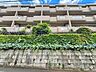 外観：流行に左右されず、将来にわたって価値が継続する「上質」な佇まい。（空の加工を生成AIで行っています）