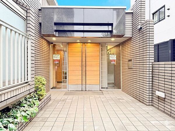 落ち着きのある温かな風情のエントランスは、訪れる方々を優しく包み込み、心地よい空間を演出しています。