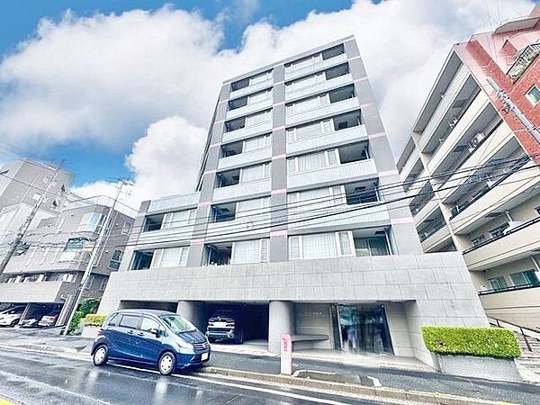 末永く住まうことを第一に考え飽きの来ない仕上がりの外観。(空の加工を生成AIで行っています)
