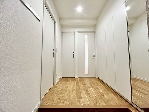 上質感漂うゆとりの広さの玄関スペース。安らぎに満ちた生活空間を予感させてくれます。