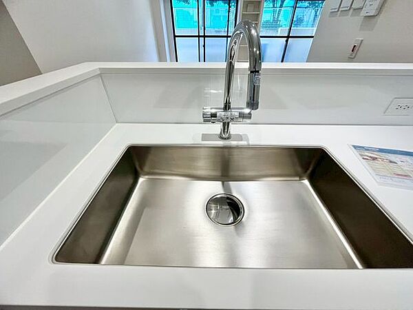 蛇口をひねるとすぐにきれいなお水が使える蛇口一体型浄水器を設置。