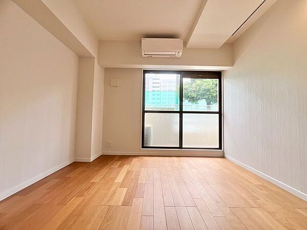大きな窓からたっぷりと陽光が注がれる明るい空間。一日の疲れを癒してくれる洋室。時を忘れて過ごす空間。