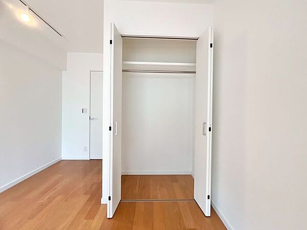 充分な収納スペースを確保。居室内に余計な家具を置く必要がないので、シンプルですっきりとした暮らし。