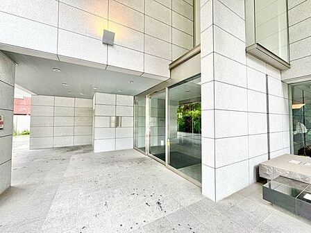 エントランスのお手入れが行き届き、共用部分がキレイでした。資産価値を高める部分としては重要です。
