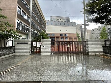 千代田区立麹町中学校 900m