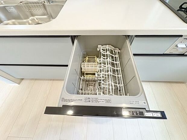 ビルトイン食洗機は作業台が広く使え、見た目もスッキリ。節水や節電も充実して家事の手助けをしてくれます。