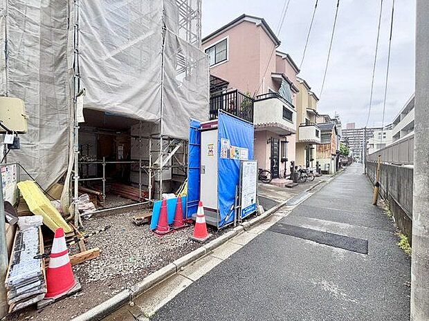 通行や駐車の際に余裕がある前面道路。光が差し込む明るい居住空間、風通しも良好で過ごしやすい環境です。