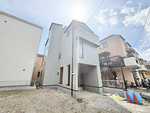 陽射しとともに、少しづつ装いを変える街の景観から、この街ならではの美しい風景とここから紡がれる物語。