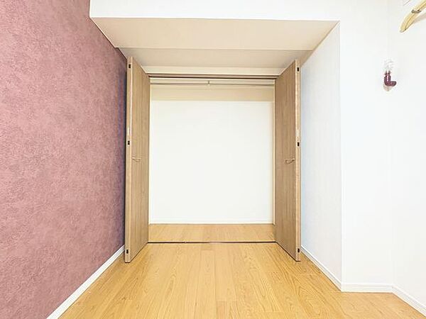 充分な収納スペースを確保。居室内に余計な家具を置く必要がないので、シンプルですっきりとした暮らし。