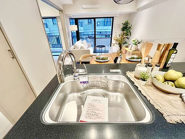 蛇口をひねるとすぐにきれいなお水が使える蛇口一体型浄水器を設置。