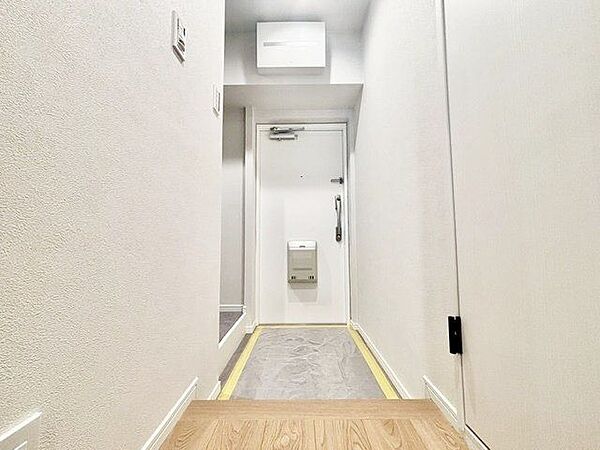 お出掛けの際も帰宅の際も気持ちが良いすっきりとした印象の玄関。