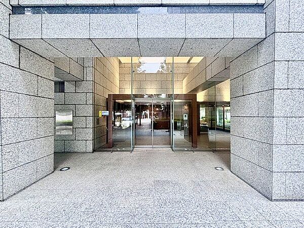 外と内をつなぐエントランスは、まさに顔となる場所。シンプルながらも上質な空間を作り出します。