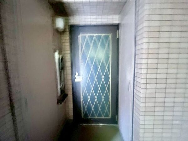 玄関ドアを開けると、リノベーションされ生まれ変わった室内がお出迎え。