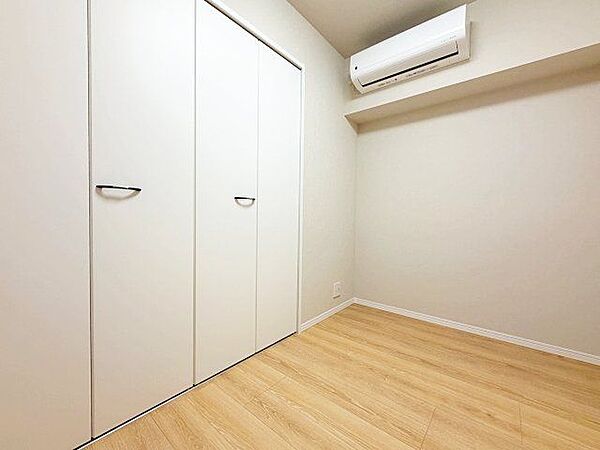 ナチュラルカラーのフローリングのお部屋は、温かみを感じさせリラックスをもたらす効果があります。
